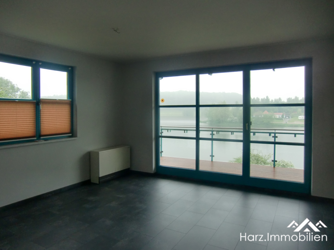 harz-immobilien-Schöne-3-Raum-Wohnung-in-Stiege-mit-Seeblick-4-Stiege-WZ-.jpg